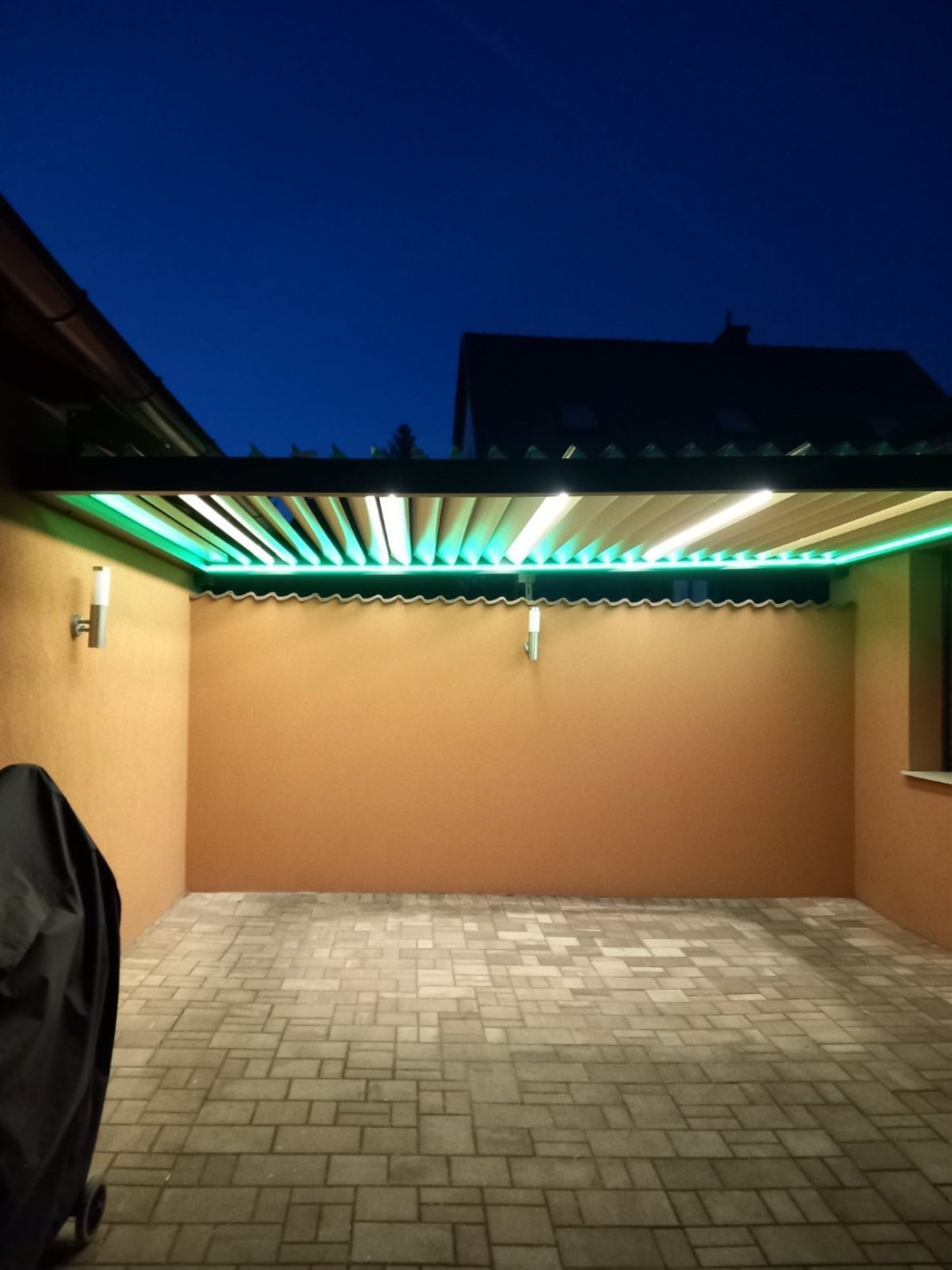 Pergola színes RGB lamellavilágítással, kék órában